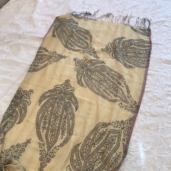 Subtle Luxury Green Spun Scarf - Picture 10 of 10